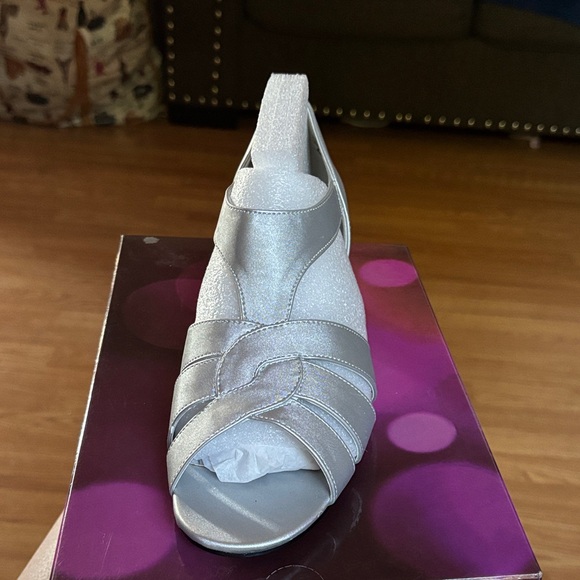 Elegant Silver Women's Slingback Sandals - Picture 1 of 1